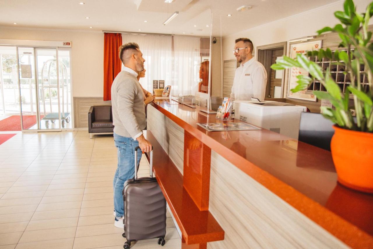 Paprika M1 Hotel Hegyeshalom Bagian luar foto